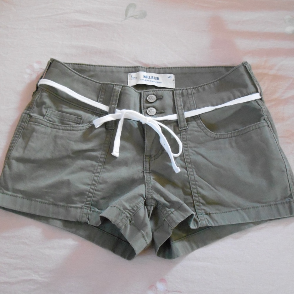 Hollister Cargo Low Rise 2.5” Inseam Shorts with Vintage Style Detailing